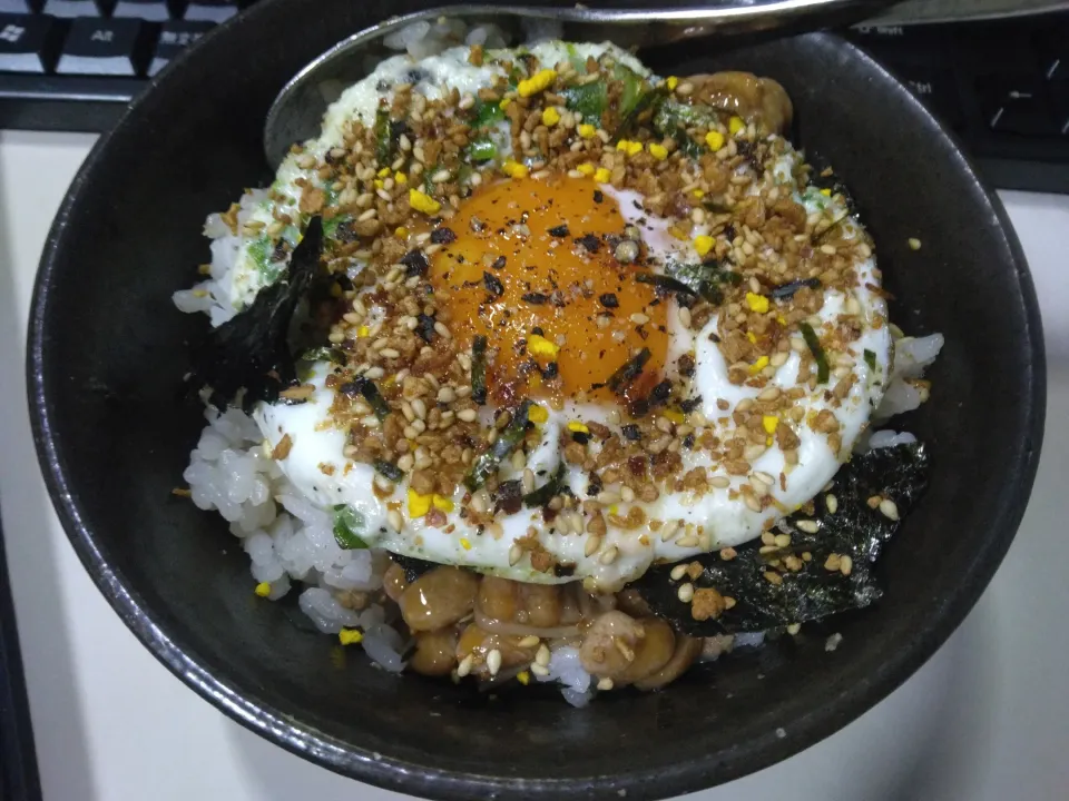 Snapdishの料理写真:なめ茸と肉そぼろ入りショゴス丼|darkbaronさん