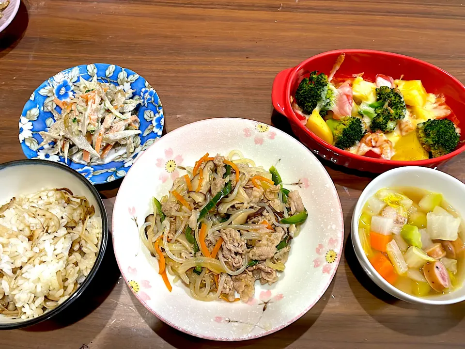 Snapdishの料理写真:ごぼうバターご飯　しらたきでチャプチェ　何でも野菜スープ　ブロッコリーとじゃがいものカレーチーズ焼き　ごぼうサラダ|おさむん17さん