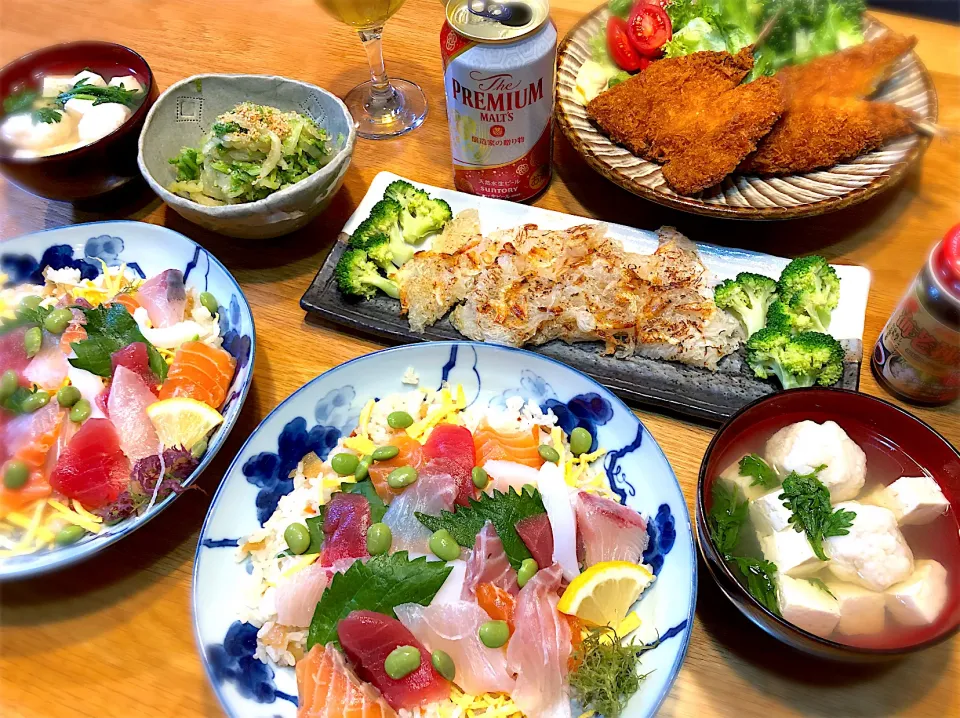 海鮮チラシ丼　大根のツマで大根餅　白菜の即席漬け　ハモすり身のすまし汁|じゅんさんさん