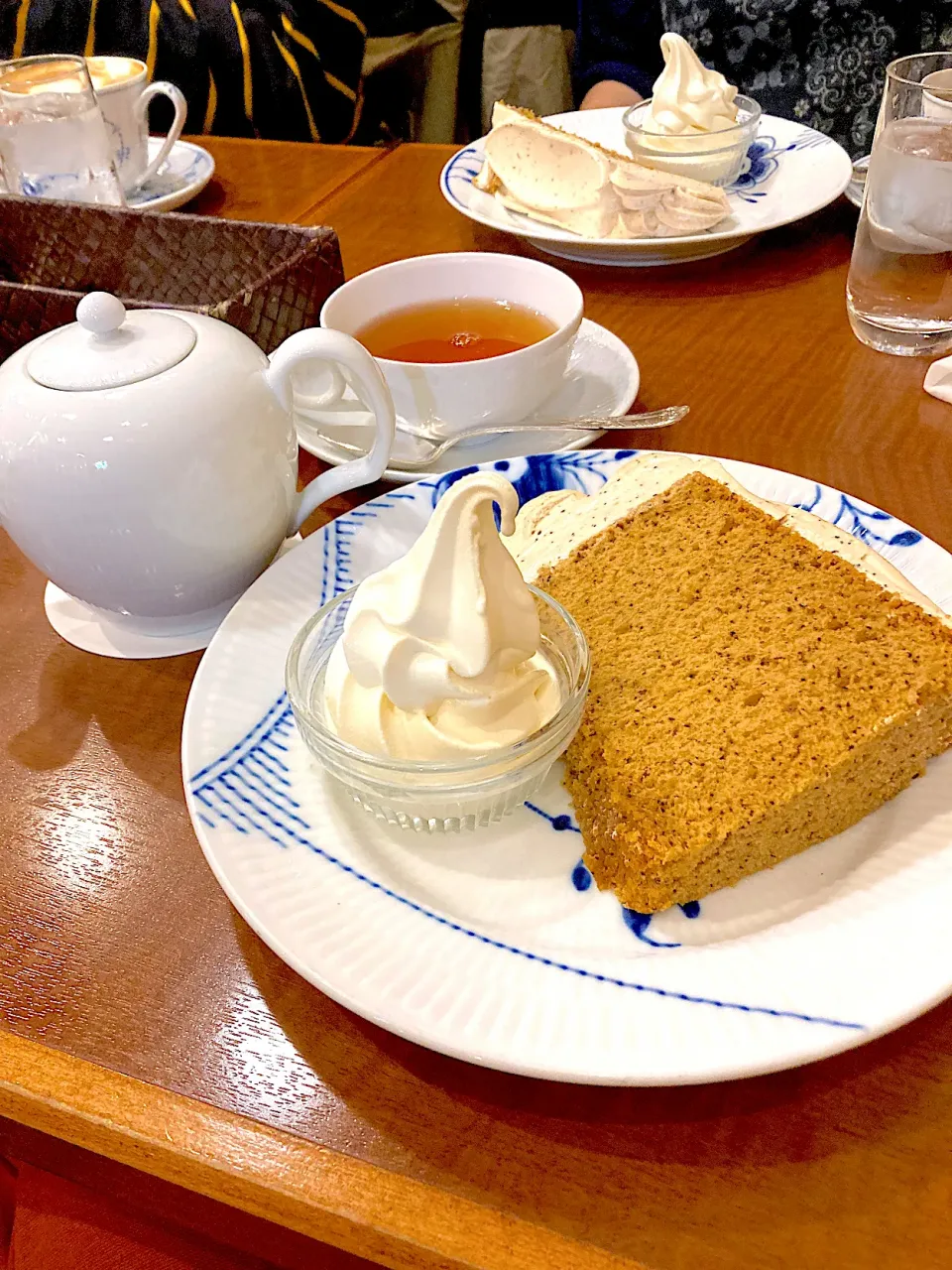 Snapdishの料理写真:紅茶のシフォンケーキ&紅茶セット|ka.yo🎈🍃さん