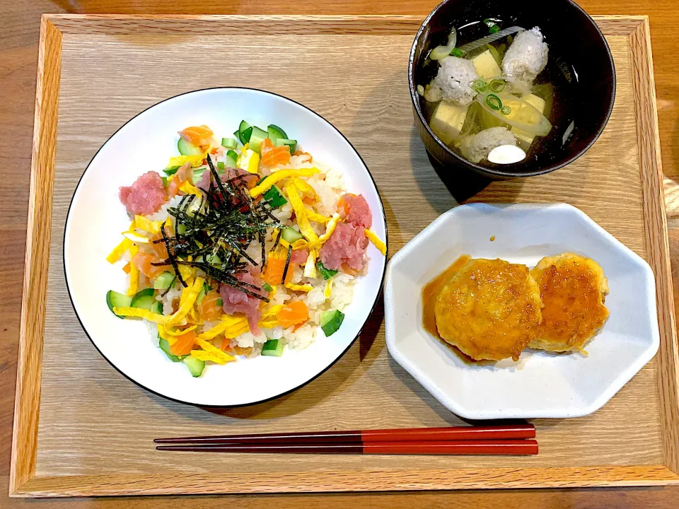 今日の夜ご飯(ちらし寿司、えのきつくね、魚のすり身汁)|cocomikaさん