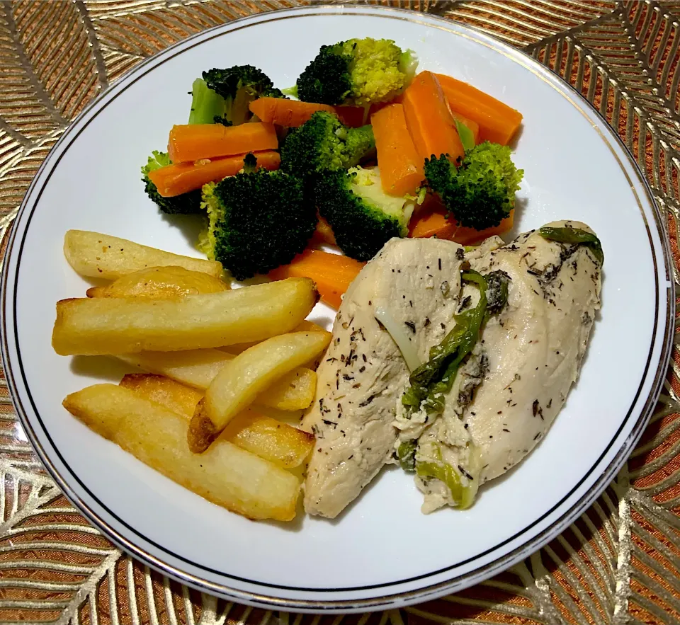 Steamed chicken bre, mix veggies and fries|Ahnneさん