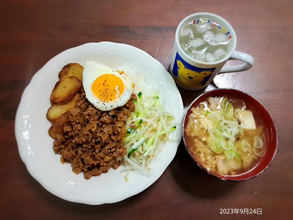 2023年9月24日の晩ご飯
ロコモコ風ライス
豚肉と厚揚げのスープ
焼酎水割り|ソラ♂のご飯さん