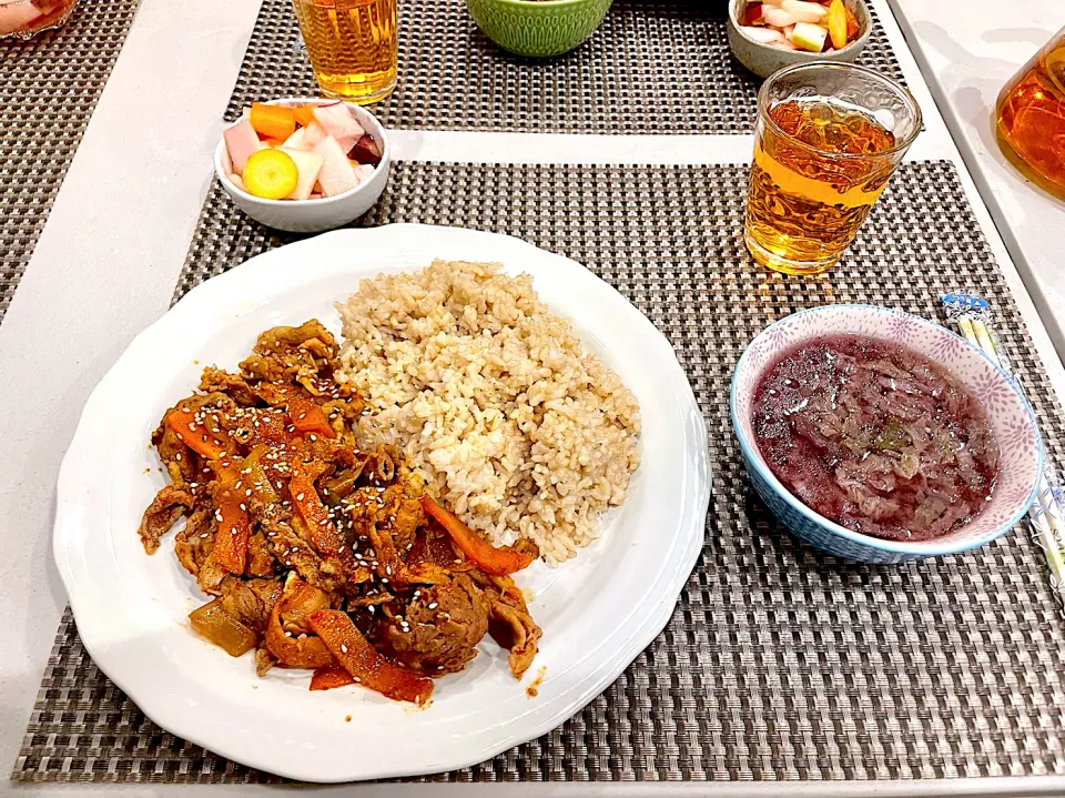 昨日のシンプルな夕食、定番の韓国味付けの豚肉炒め(珍しい紫白菜でスープ、根野菜は色とりどりピクルスに😅)|Hi-Niさん