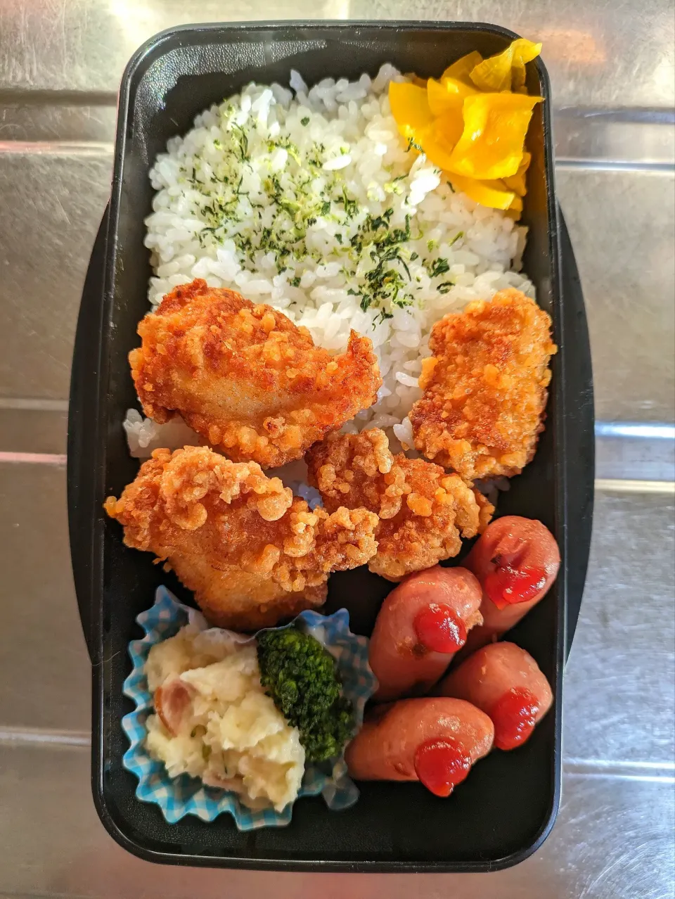 旦那弁当　2023/11/20

竜田揚げ
ウインナー
ポテトサラダ&ブロッコリーマヨ|ユキヨメ♪さん