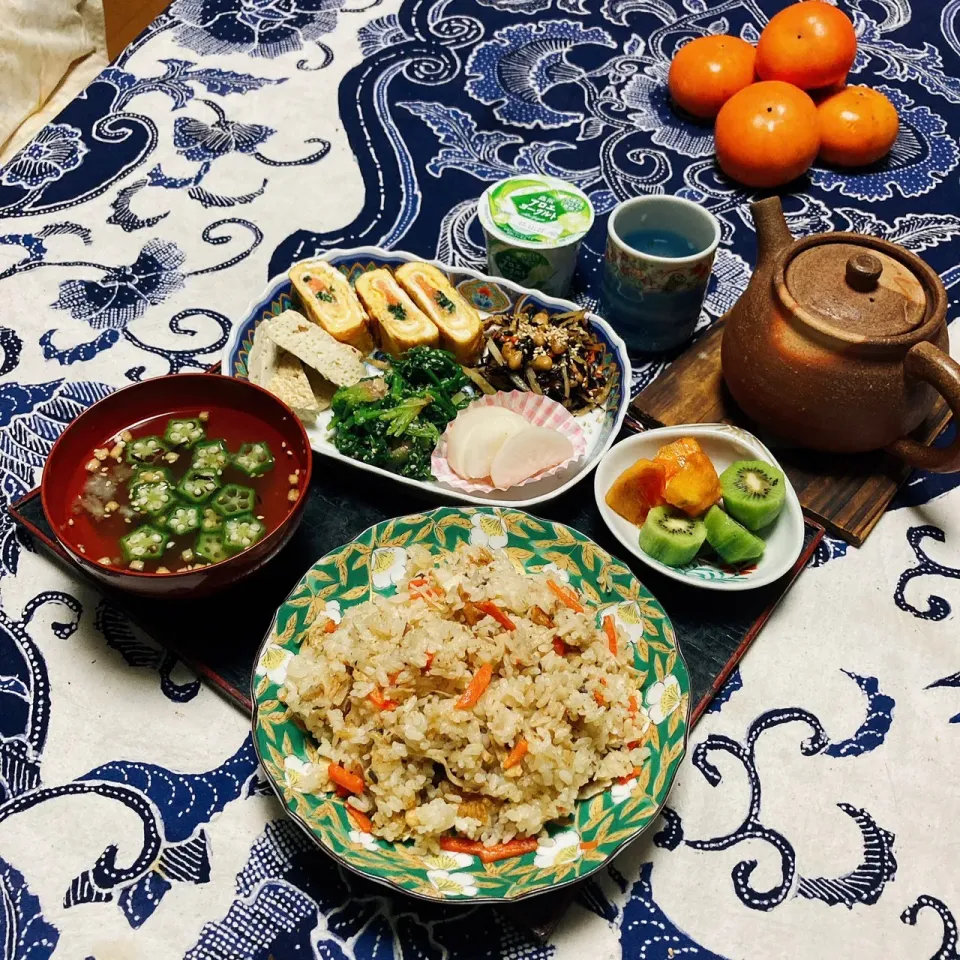 grandmaの晩ごはん☆ 炊き込みご飯の差し入れがあって…すまし汁と久しぶりにヒジキのキンピラ風？玉子焼き、ほうれん草の胡麻和え…頂きます|kaoriさん