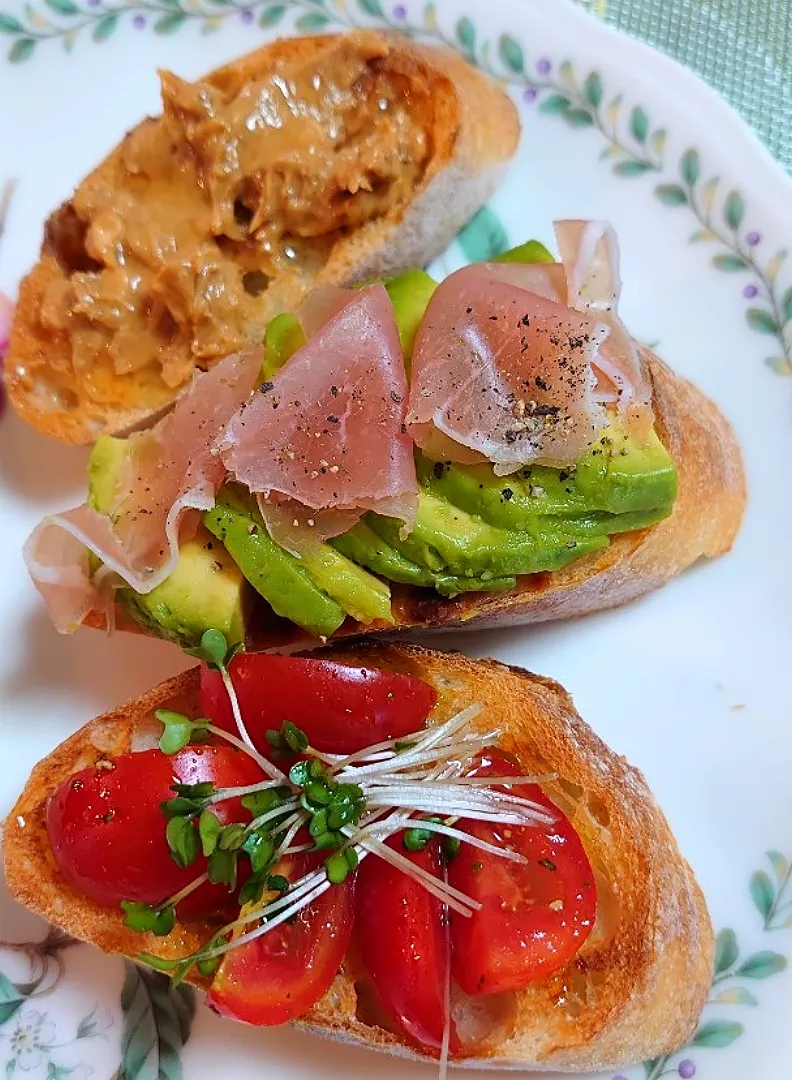 ☀️朝ご飯☀️
フランスパンオープンサンド
　ミニトマトブルスケッタ
　アボカド生ハム
　ピーナッツバターアーモンド|ポチさん