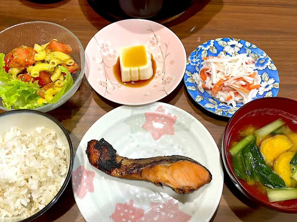 鮭の西京漬け　安納芋と小松菜の味噌汁　大根とカニカマのマヨサラダ　湯豆腐　トマトとバジルのマカロニサラダ|おさむん17さん