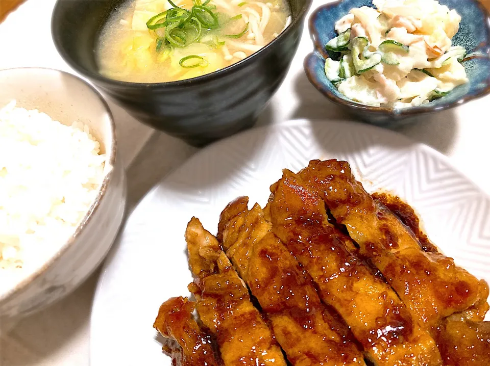 鶏の照り焼き、ポテトサラダ、お味噌汁🌿|momoさん