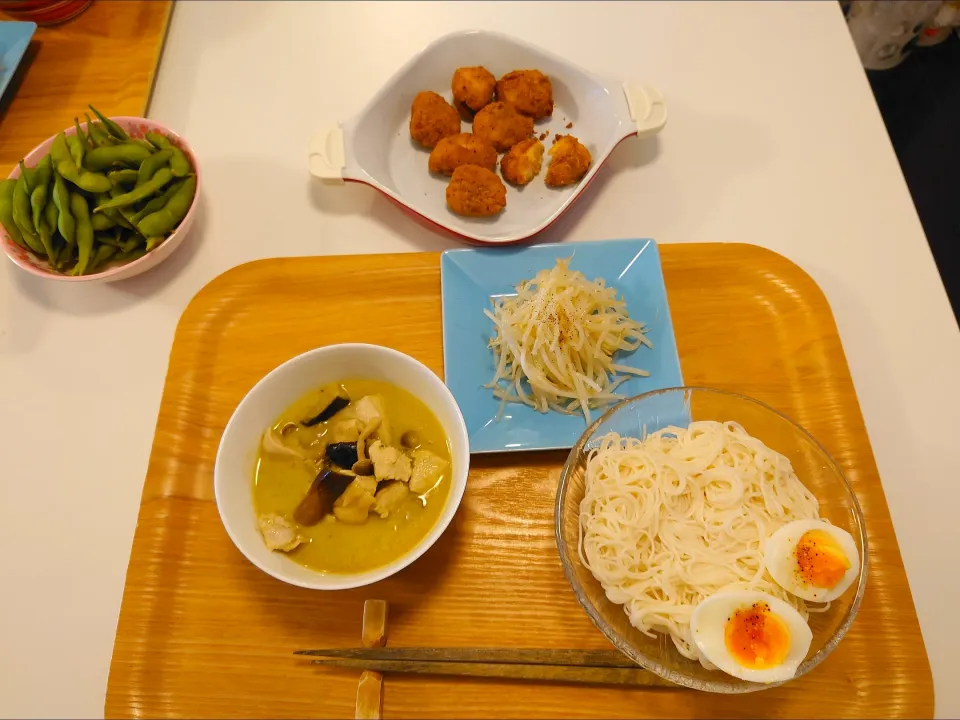 今日の夕食　グリーンカレー、そうめん、もやしナムル、市販の唐揚げ、枝豆|pinknari🐰🌈さん