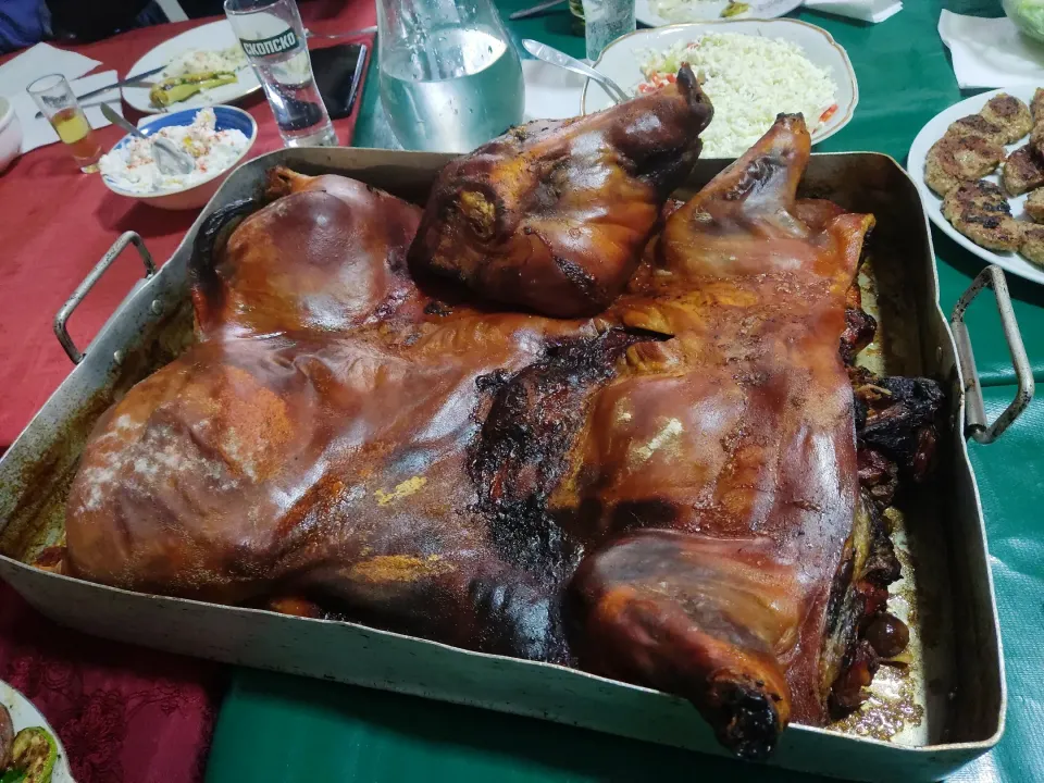 Pig, the traditional Macedonian way of roasting in the oven|Buvljak onlineさん