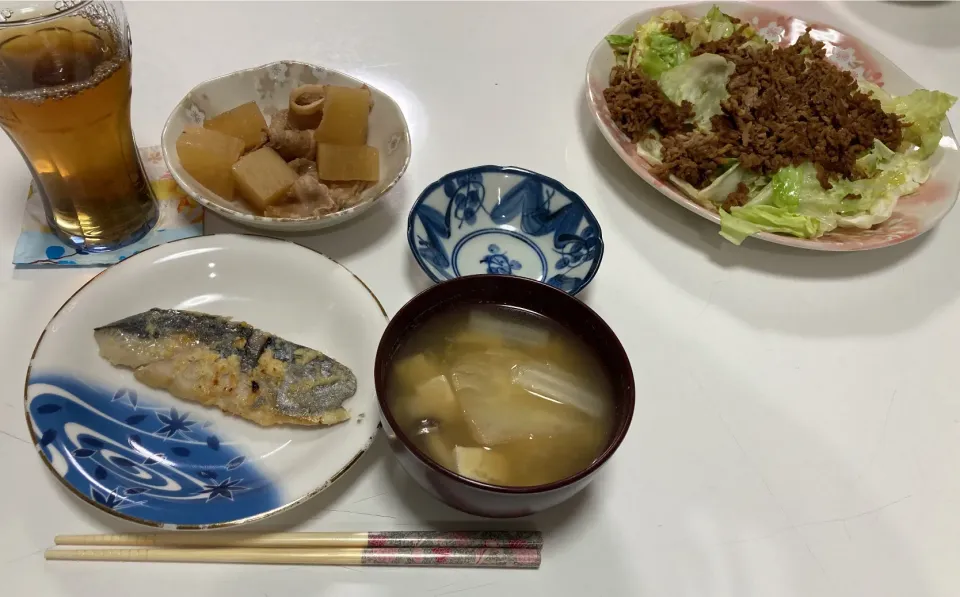 Snapdishの料理写真:晩御飯☆豚バラ大根☆キャベツのそぼろ炒め☆さわらの西京焼き☆みそ汁（白菜・しめじ・高野豆腐）|Saharaさん