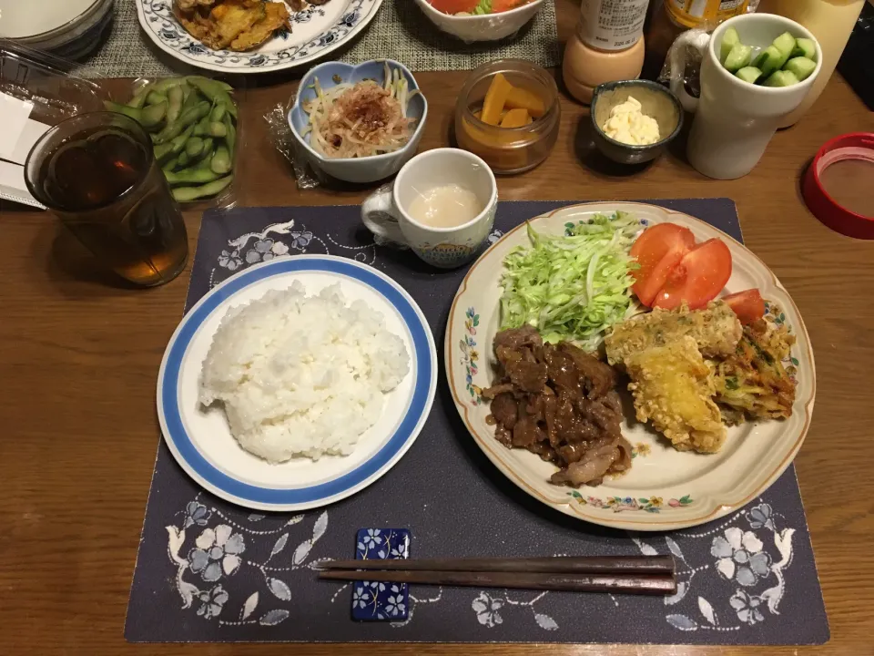 ご飯、焼肉、お惣菜のかき揚げ＆竹輪の磯辺揚げ＆イカの磯辺揚げ、サラダ、もやしのお浸し、枝豆、沢庵、六条麦茶、森永マミーの寒天(夕飯)|enarinさん