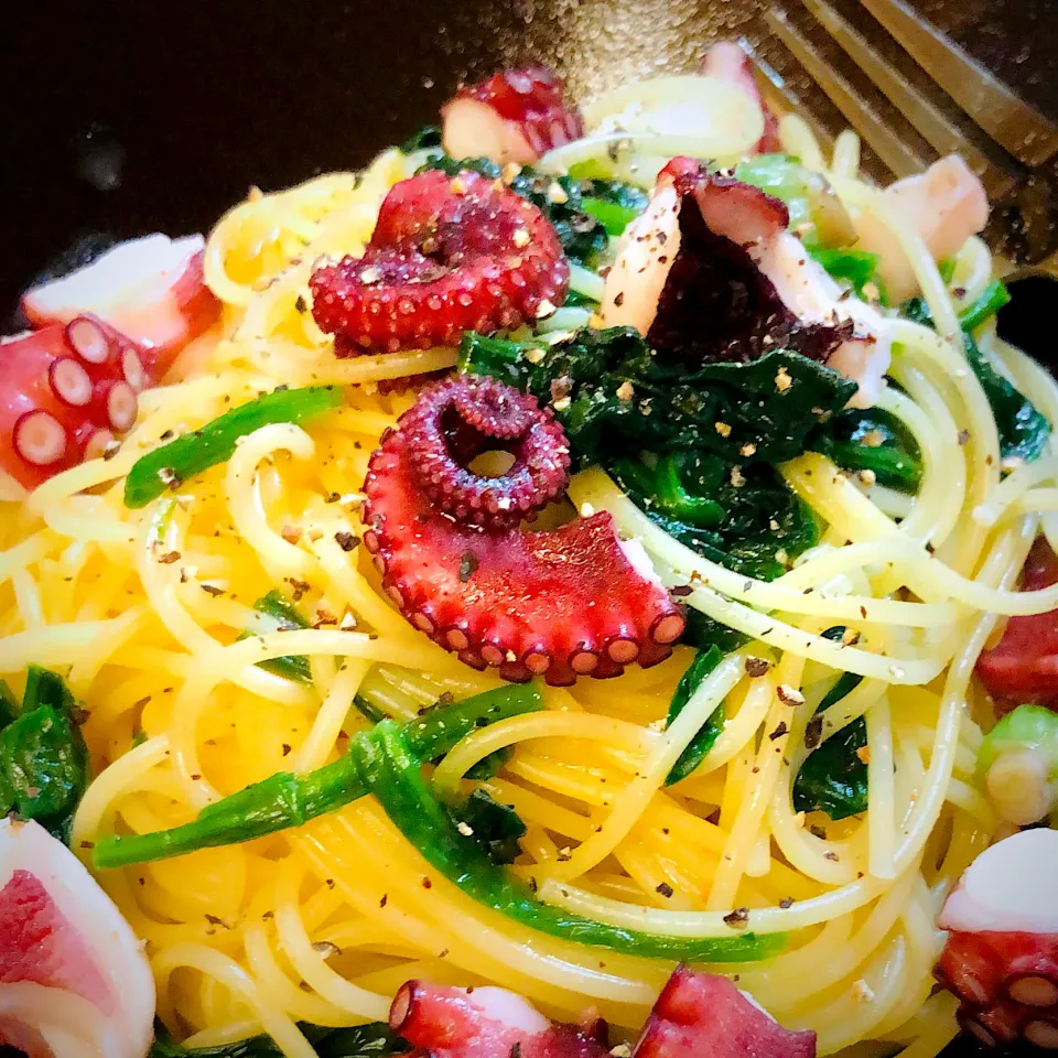 ほうれん草と蛸のペペロンチーノ🐙|ユミさん