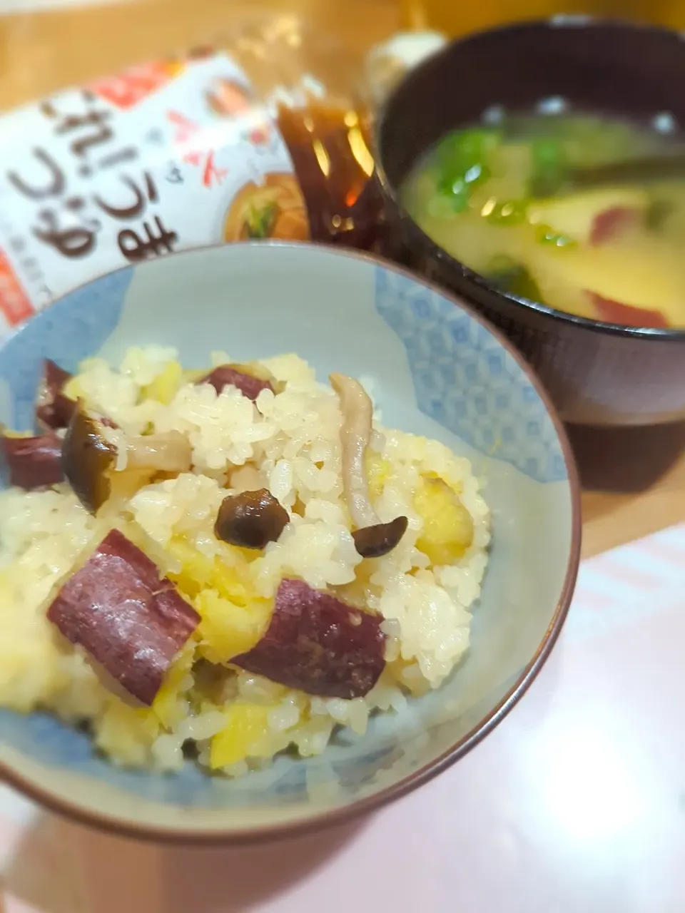 秋の味覚🍁
炊飯器で丸ごとさつまいも🍠
しめじとさつまいものおこわ😋|みぽりん♪さん