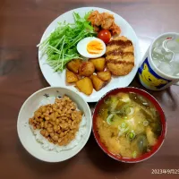 Snapdishの料理写真:2023年9月25日の晩ご飯
肉団子とじゃがいもの甘辛炒め
コロッケ
水菜サラダ
キムチ
納豆ごはん
豆腐とわかめのお味噌汁
焼酎水割り|ソラ♂のご飯さん