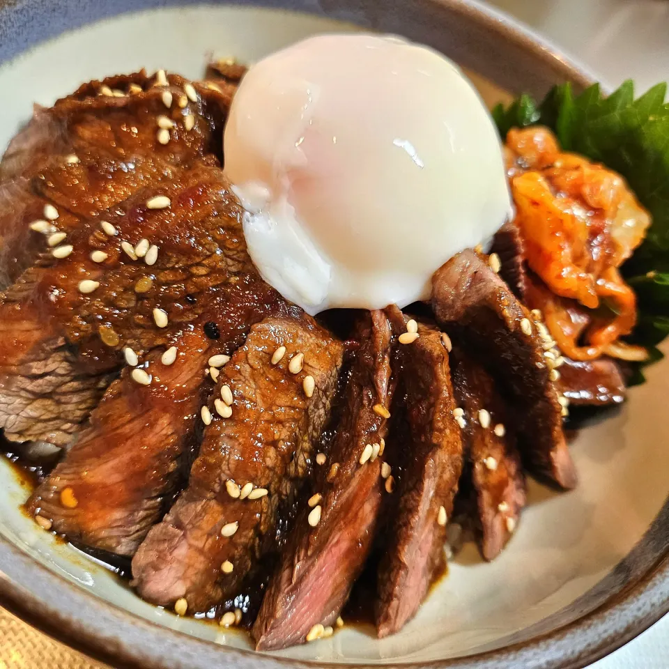 ステーキ丼|にきじろうさん