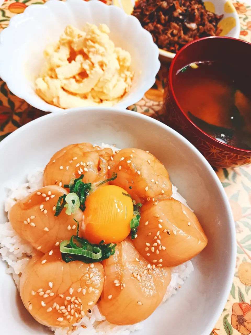 Snapdishの料理写真:【焦がしバター醤油ホタテ漬け丼】|梨々香さん