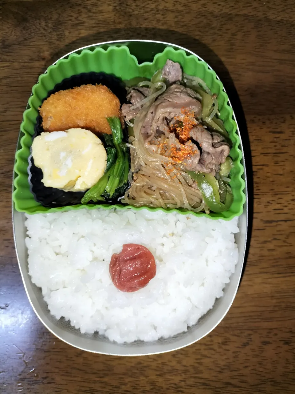 旦那弁当🍱
　牛肉と春雨炒め
　レンチンだし巻き卵😄|miimiさん