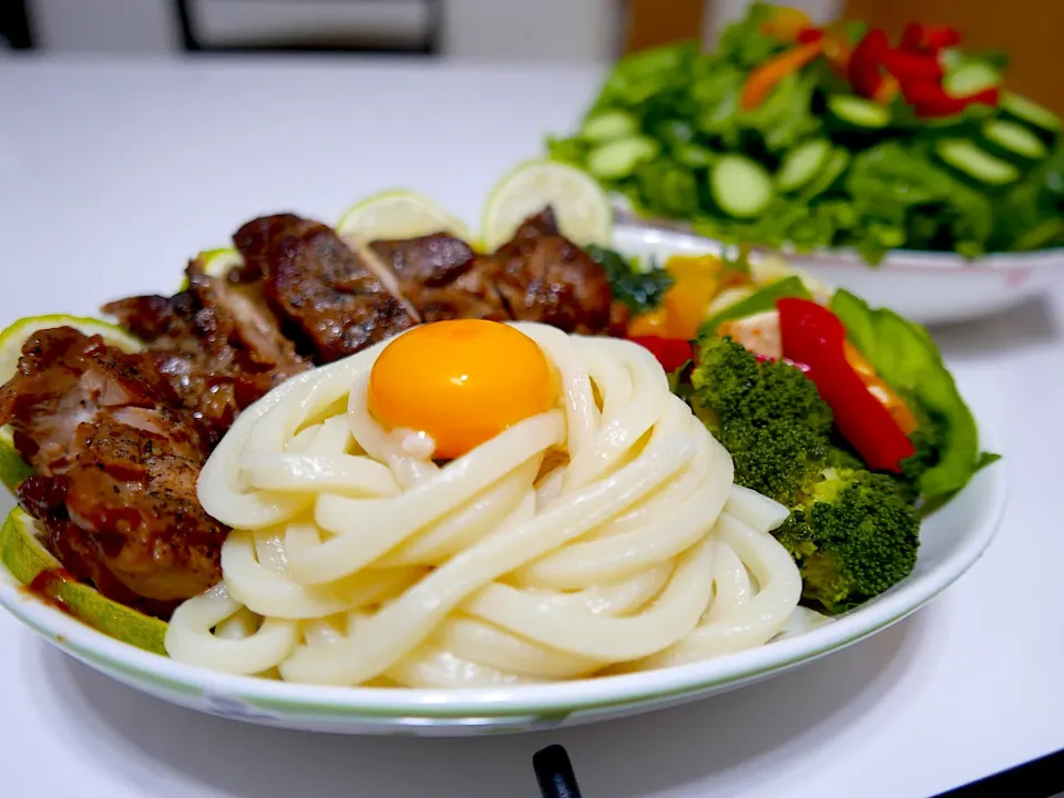 チキンステーキ親子混ぜうどん🍗🍳|マニラ男さん