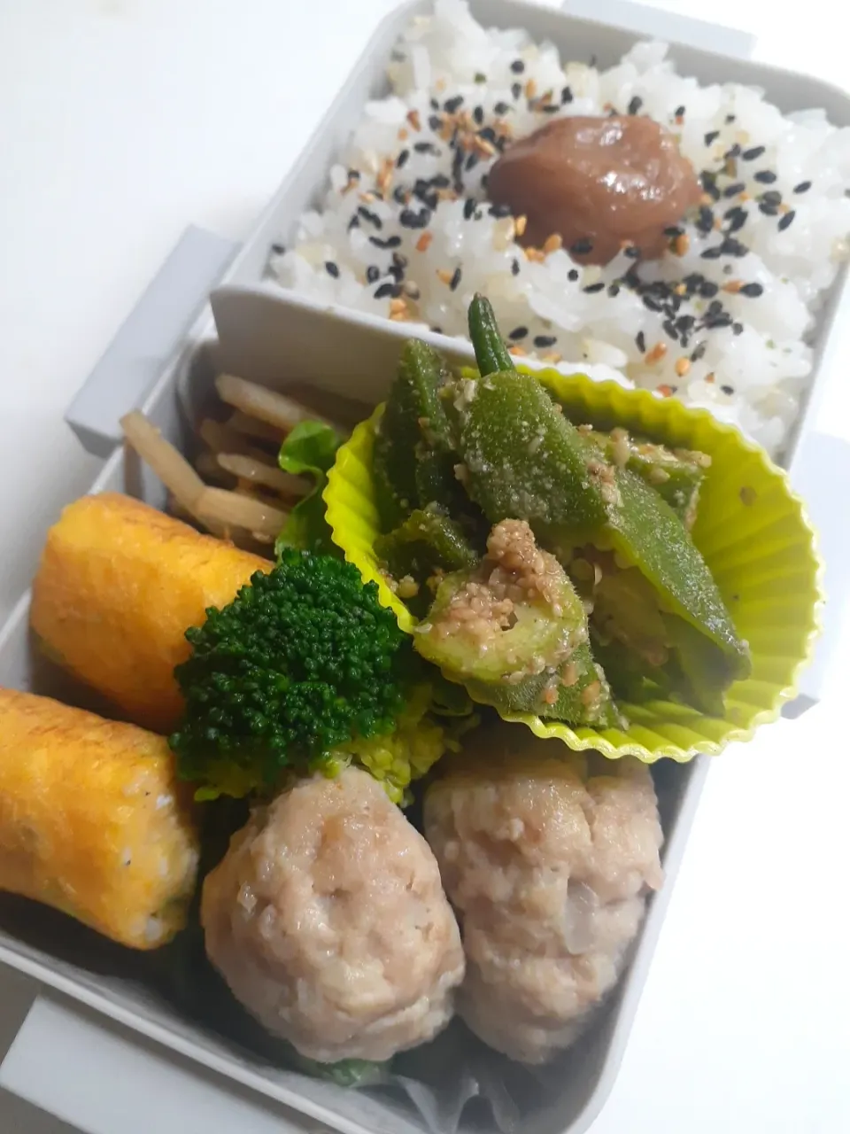 Snapdishの料理写真:☆中学生弁当☆玄米入りごはん、金平牛蒡、シラス葱卵焼き、ブロッコリー、レバー入りハンバーグ、オクラ胡麻和え|ｼｮｺﾗさん