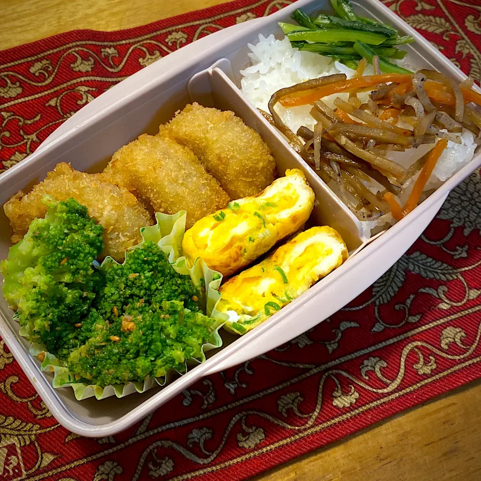 Snapdishの料理写真:カレーコロッケと、ブロッコリーの胡麻和えと、ネギ入り卵焼きと、きんぴらごぼうご飯弁当|もえさん