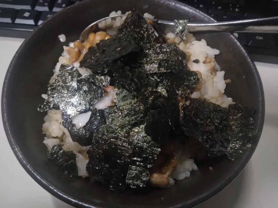 味付け海苔トッピング なめ茸と肉そぼろ入りとろろ納豆飯|darkbaronさん