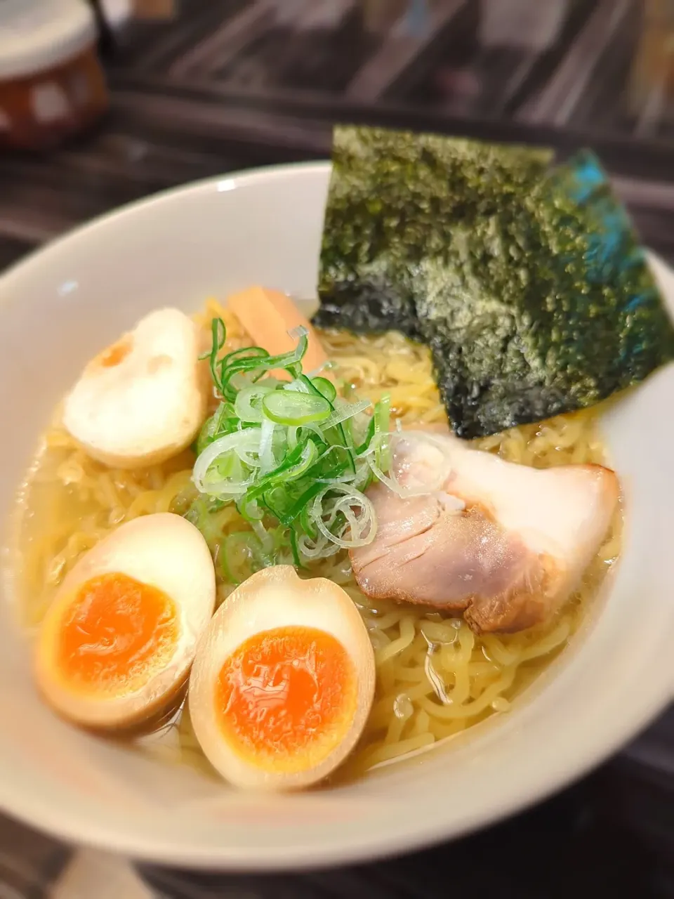 お外でラーメン🍜
最後の1滴まで優しい出汁薫る塩ラーメン😋|みぽりん♪さん