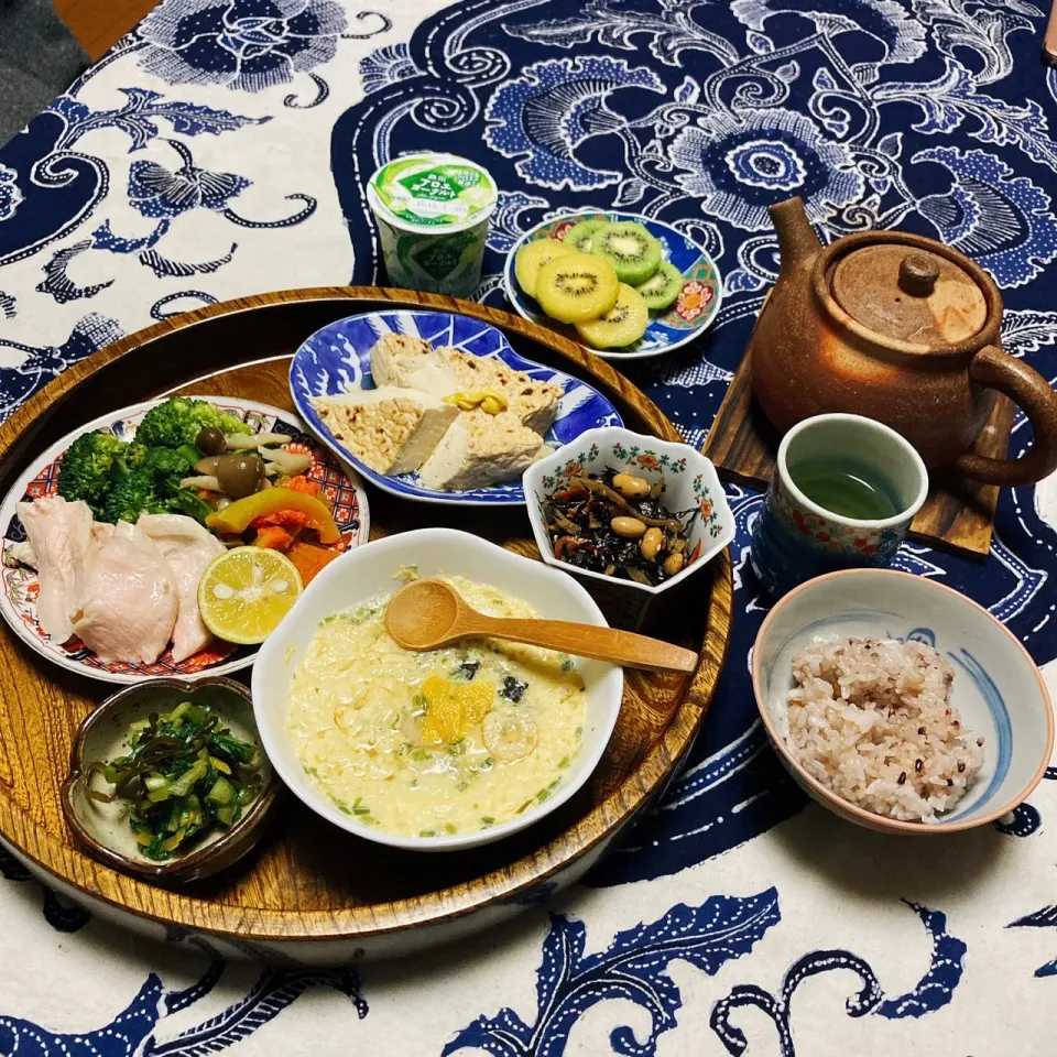 grandmaの晩ごはん☆ 蒸し野菜🥦と鶏ハム…温かい物をと簡単茶碗蒸し？後は残り物で…頂きます|kaoriさん