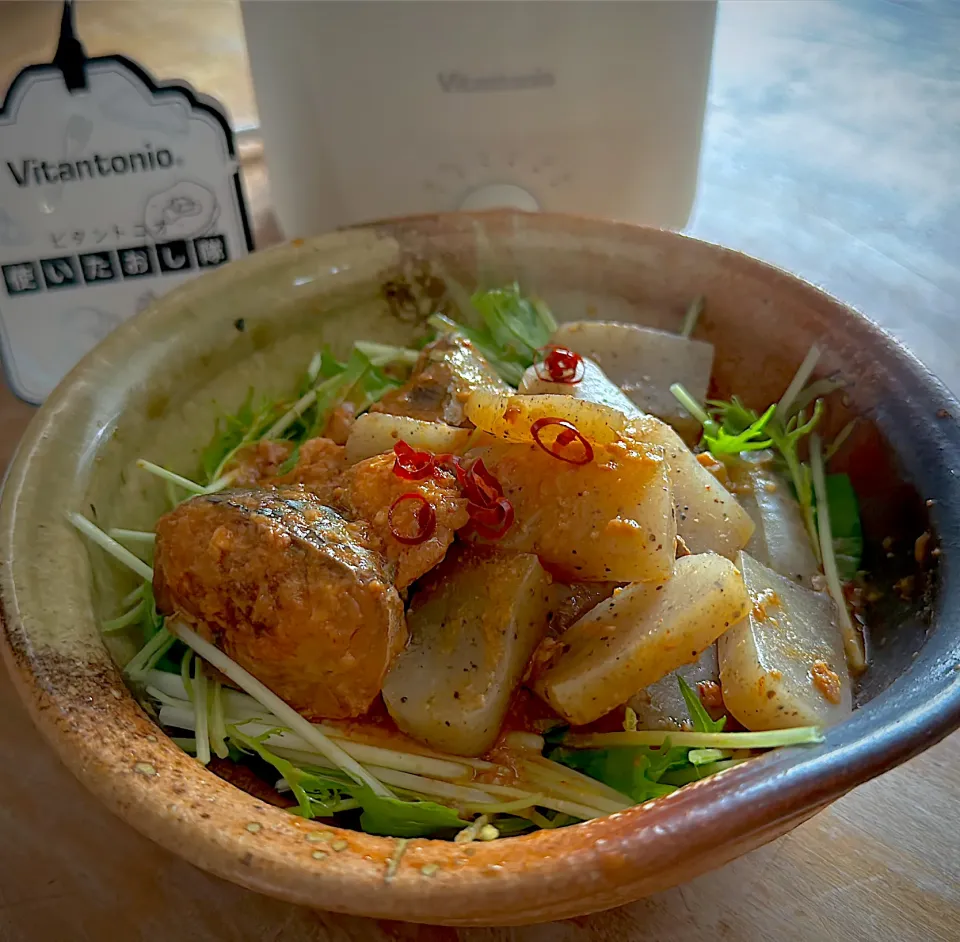 Snapdishの料理写真:【ビタントニオ使いたおし隊】鯖の味噌煮缶と蒟蒻でピリ辛味噌染み染み鯖味噌蒟蒻！|くまちゃんさん