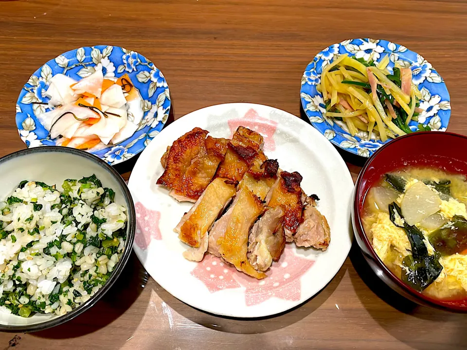 大根菜飯　鶏もも味噌漬け焼き　根菜とわかめの味噌汁　じゃがいもとピーマンのカレーきんぴら　カブの紅白なます|おさむん17さん