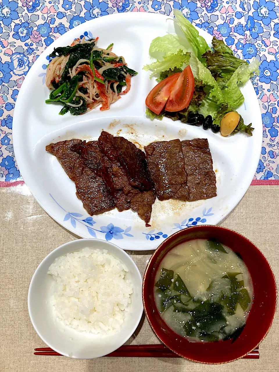 Snapdishの料理写真:カルビ焼きとほうれん草カニカマ和え|おしゃべり献立さん