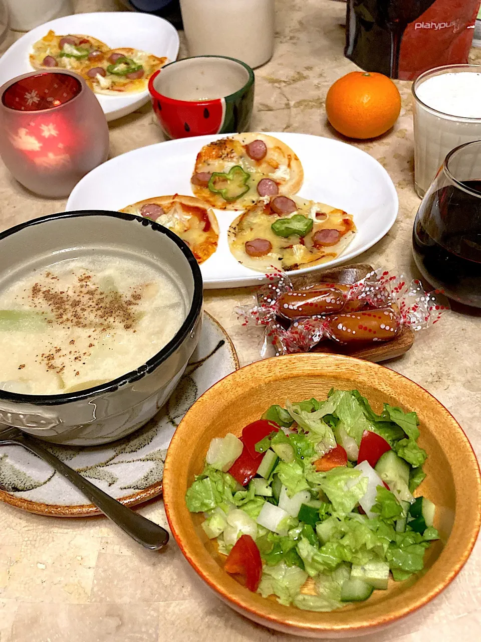 餃子の皮でひとくちピザ🍕、カリフラワーとチキンのシチューグリーンサラダ、スモークチーズ🧀、赤ワインバナナジュース🍹|MIEKO 沼澤三永子さん