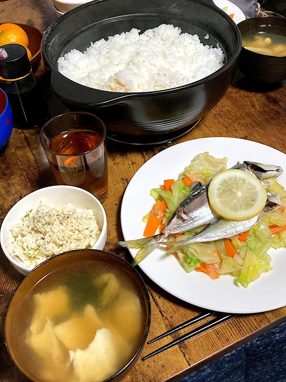 Snapdishの料理写真:土鍋ごはんと鯵のレモン酒蒸しとおからサラダと豆腐スープ|しあぺんさん