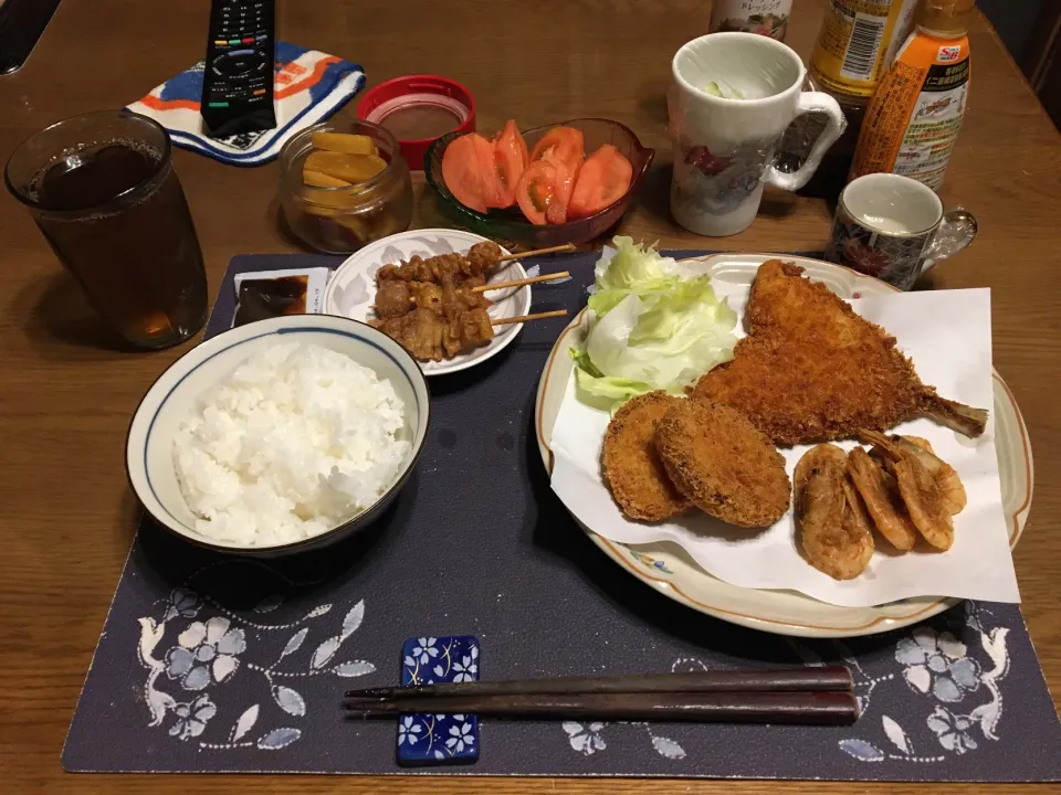 ご飯、アジフライ、コロッケ、川海老の唐揚げ、サラダ、鶏皮串の網焼き、沢庵、六条麦茶、森永マミーの寒天(夕飯)|enarinさん