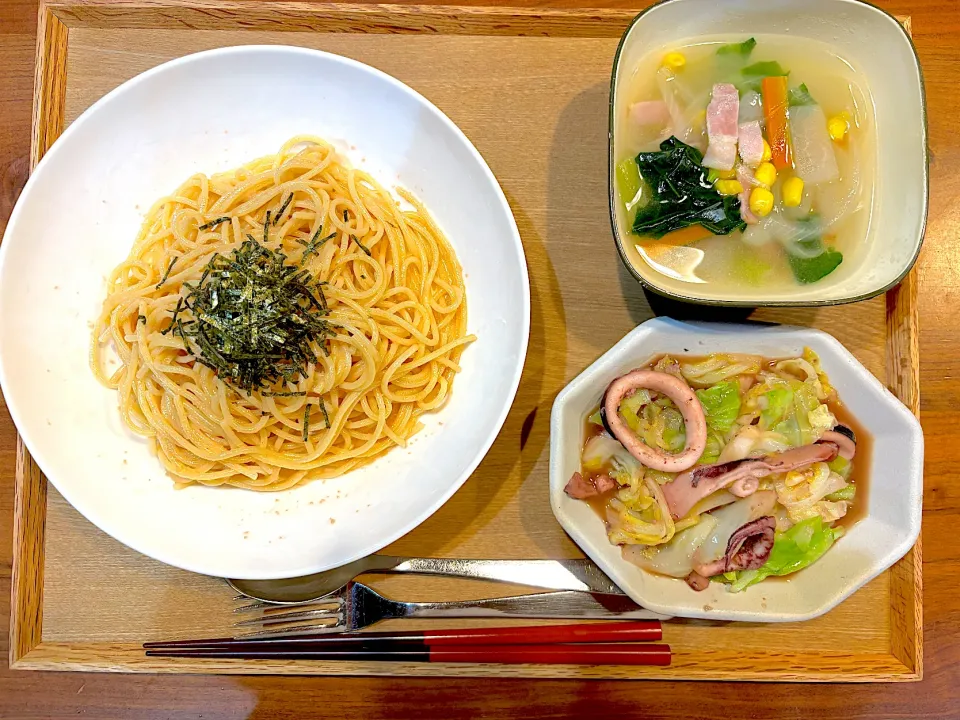 今日の夜ご飯(たらこパスタ、イカとキャベツのバター醤油、根菜こまつなスープ)|cocomikaさん