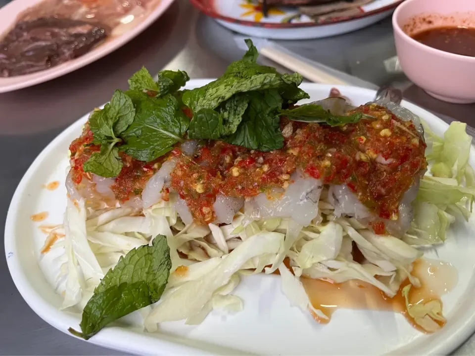 タイ🇹🇭バンコクのトンブリ地区で屋台飯　大好きなクンチェーナンプラー(タイ風生海老のマリネ)　美味しかった|Mikoshiba Kazutoshiさん