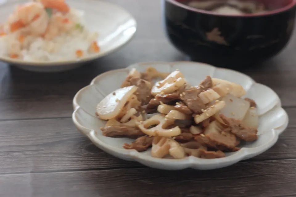 Snapdishの料理写真:大豆ミートと蓮根とこんにゃくのピリ辛炒め|ちいさなしあわせキッチンさん