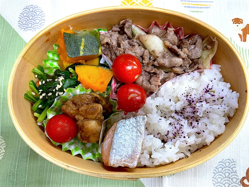 すき焼き、鶏肉の柿びしお、カボチャの煮付、焼きシャケおべあ|なお🅿️さん