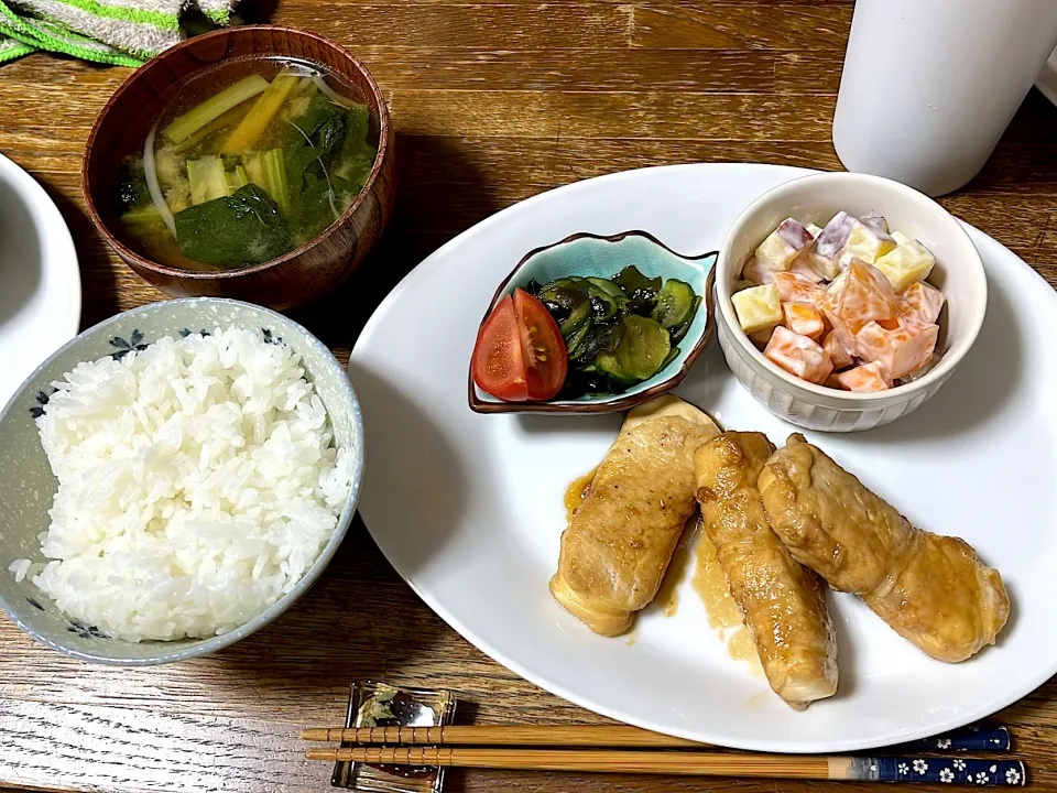 豆腐の肉巻き・胡瓜とワカメの酢の物・薩摩芋と柿のサラダ・坦々スープ・ご飯|ちびろ菌さん