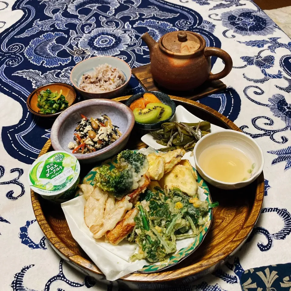 grandmaの晩ごはん☆ 今夜は天ぷら…春菊とスイートコーン🌽、さつまいも、ちくわ、
ヒジキで炒り豆腐を頂きます|kaoriさん