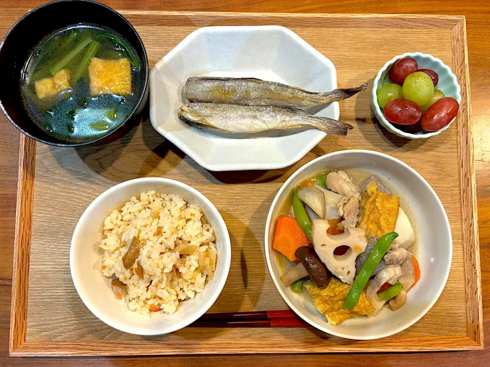 Snapdishの料理写真:今日の夜ご飯(のどぐろ炊き込みご飯、こまい、筑前煮、小松菜あつあげスープ、ぶどう)|cocomikaさん