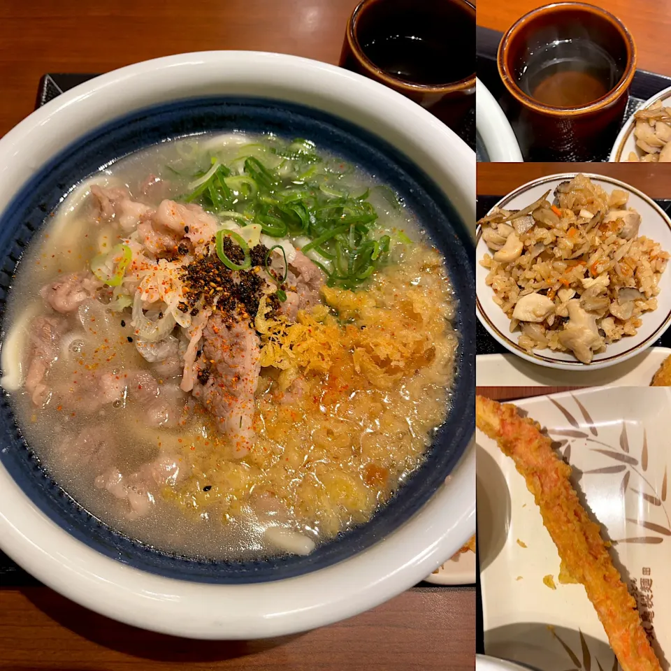 Snapdishの料理写真:七味香る神戸牛旨だしうどん　　カニカマ天　　鶏めし|るみおんさん