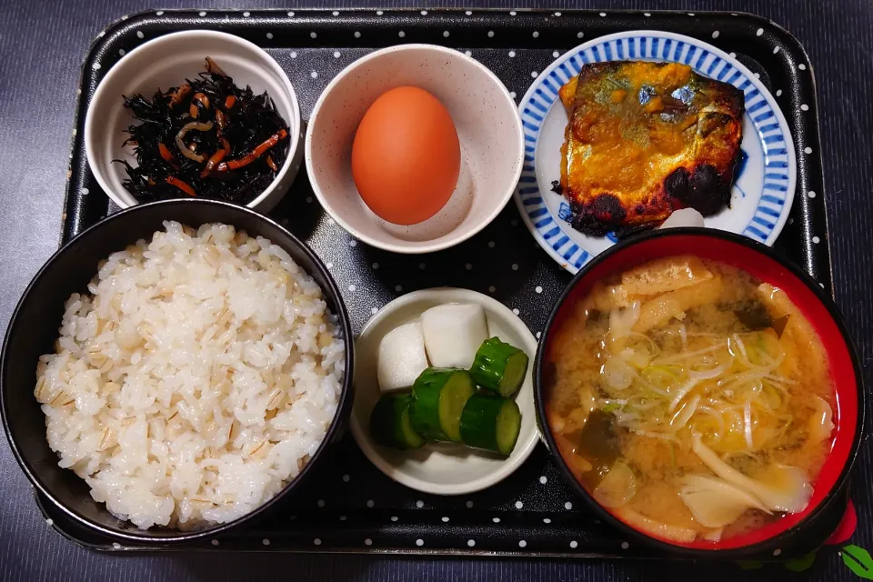 今日の朝ごはん（もち麦ごはんにさばの西京漬、生卵、ひじき煮、白舞茸のみそ汁、かぶときゅうり漬）|Mars＠釜飯作り研究中さん