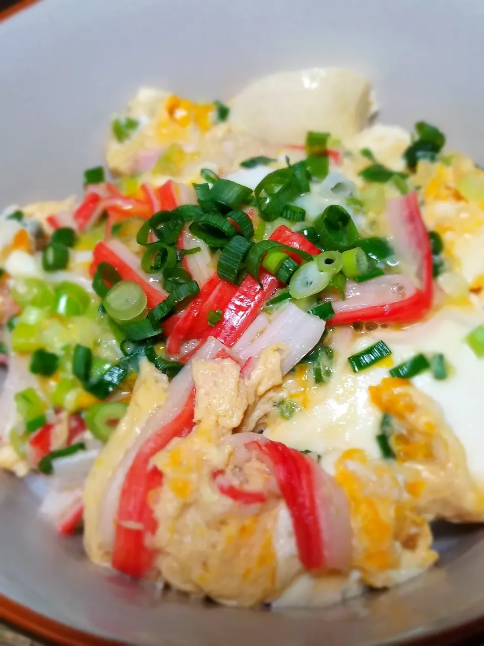 パパ作👨カニカマと豆腐の卵とじ丼|ぱんだのままんさん