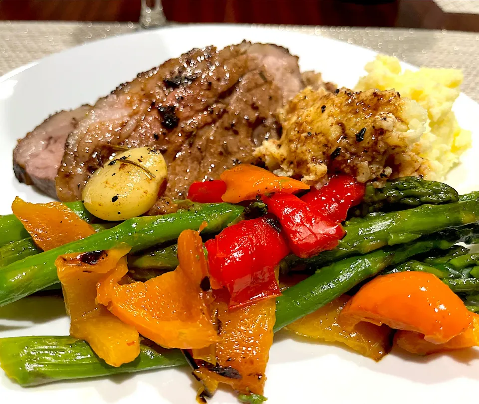 Rosemary steak with asparagus and bell peppers|Laki Maikaʻiさん