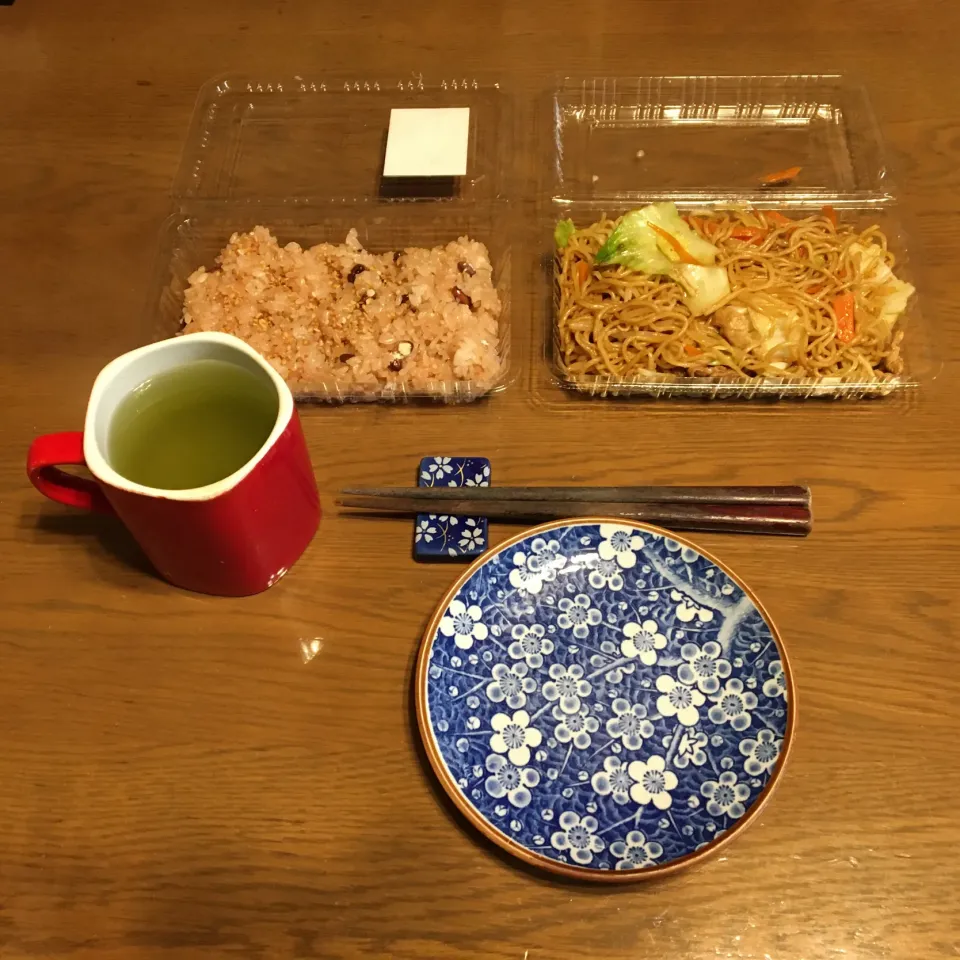 模擬店販売のお赤飯と焼きそば、沢庵、熱い日本茶(昼飯)|enarinさん