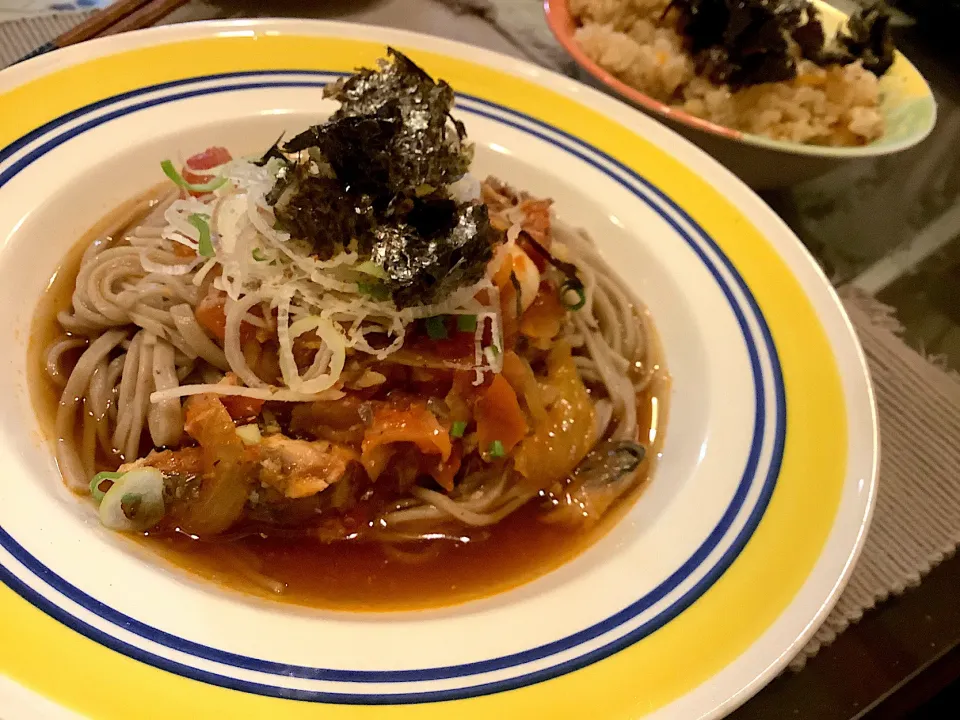 冷たいお蕎麦トマト、鯖缶入り😋|アライさんさん