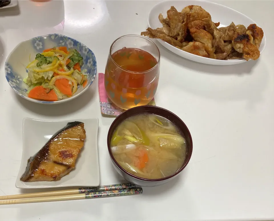 晩御飯☆鶏皮ポン酢☆ぶりの照り焼き☆野菜の柚子風味（キャベツ・人参・胡瓜・柚子）☆みそ汁（大根・人参・揚げ・葱）|Saharaさん