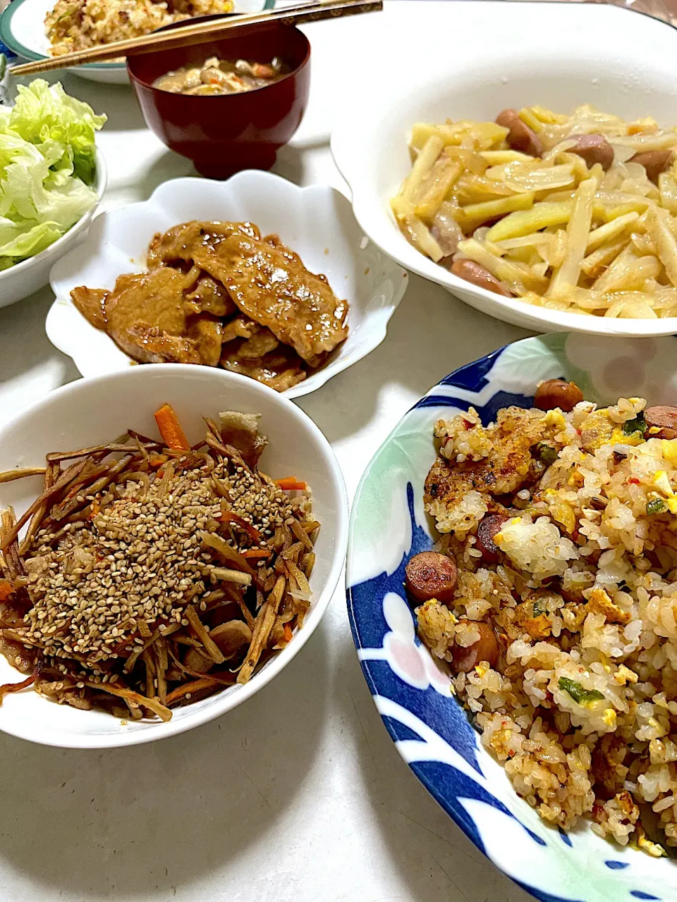 Snapdishの料理写真:残りご飯でチャーハン、ジャーマンポテトと生姜焼き、きんぴらです😋|ささるみさん